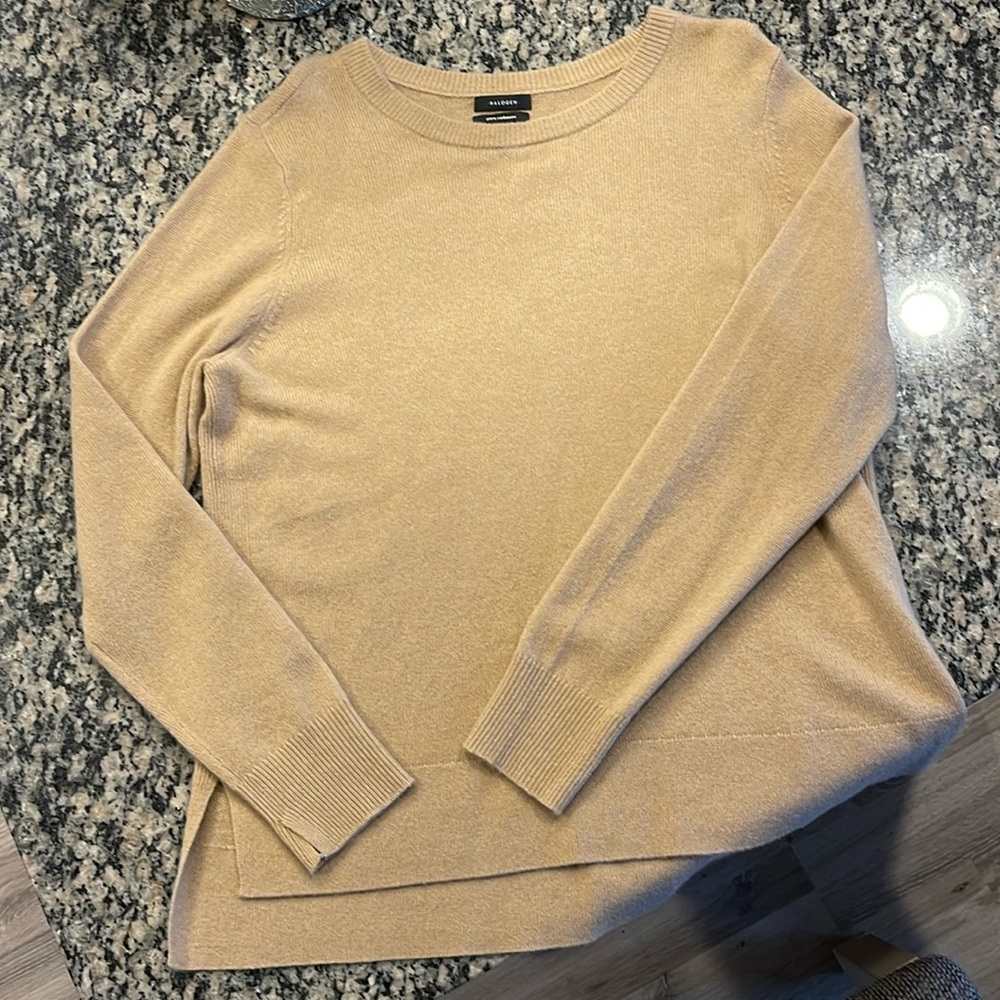 Beautiful winter 100 percent cashmere sweater by Halogen